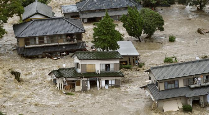 Kondisi rumah terendam dan terseret arus banjir di Jepang. (Reuters)