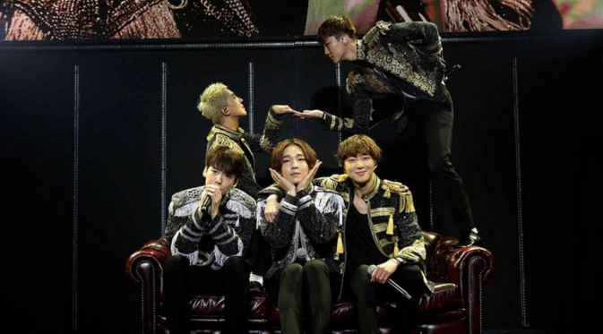 Aksi WINNER dalam konser yang berlangsung di Jepang, baru-baru ini [foto: Korea Star Daily]