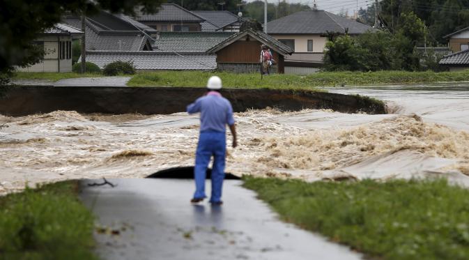 Sungai Kinugawa meluap mengakibatkan banjir Jepang cukup parah. (Reuters)