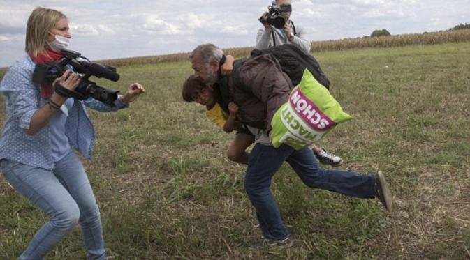 Momen wartawan televisi Hungaria sengaja tendang para pengungsi Suriah | Via: dailymail.co.uk