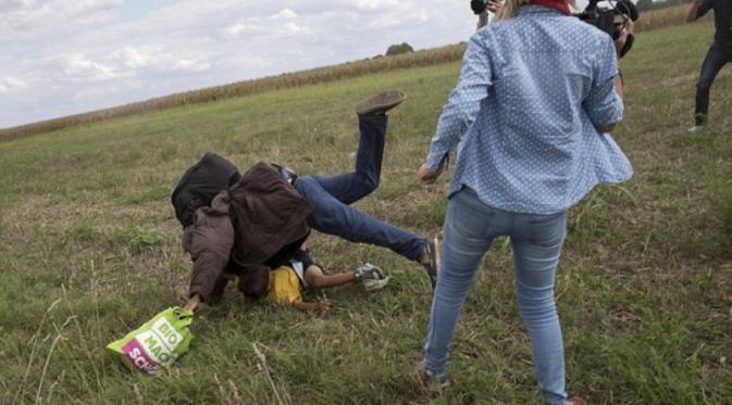 Momen wartawan televisi Hungaria sengaja tendang para pengungsi Suriah | Via: dailymail.co.uk