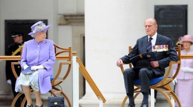 4 Fakta Tentang Ratu Elizabeth, Ratu  menunjukkan muka kesal kepada Pangeran Philip (AFP)