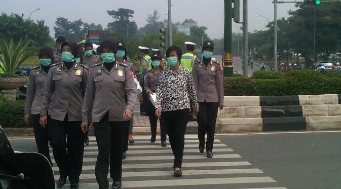 Sejumlah Polwan siap membagikan masker kepada di Simpang Jam, Baloi, Batam, Kepulauan Riau. (Liputan6.com/Ajang Nurdin)