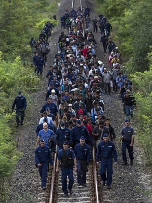 17 Foto Miris Pengungsi Suriah di Hungaria yang Bikin Kamu Mensyukuri Hidupmu | Via: dailymail.co.uk