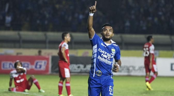 Penyerang Persib, Zulham Zamrun, merayakan gol yang dicetaknya ke gawang Martapura FC dalam lanjutan Piala Presiden 2015 di Stadion Si Jalak Harupat, Bandung. Kamis (10/9/2015). (Bola.com/Vitalis Yogi Trisna)