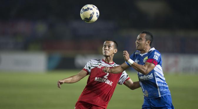 Pemain Persib, Atep, berebut bola dengan pemain Martapura FC, Fahreza Agamal, pada laga terakhir Grup A Piala Presiden 2015 di Stadion Si Jalak Harupat, Bandung. Kamis (10/9/2015). (Bola.com/Vitalis Yogi Trisna)