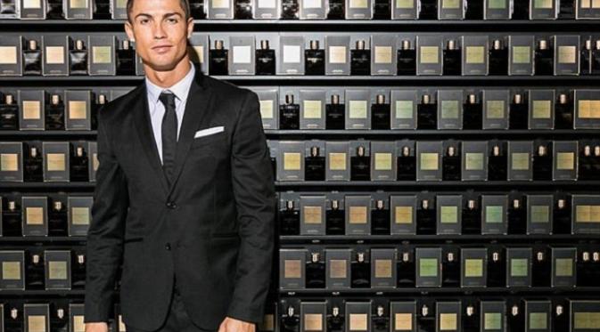 Cristiano Ronaldo berdiri di depan produk parfum Legacy