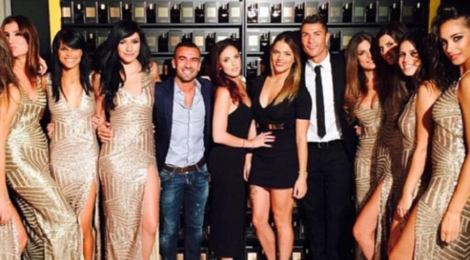 Cristiano Ronaldo berpose dengan wanita cantik dalam peluncuran produk parfum barunya