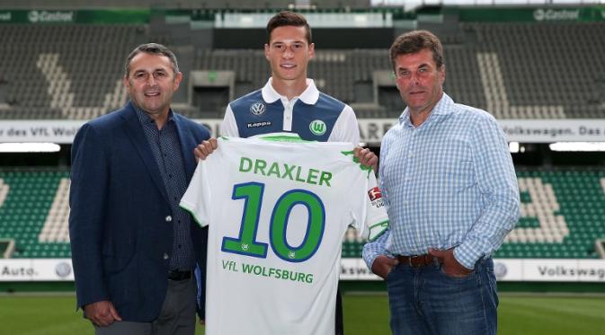 Draxler berpose dengan jersey Wolfsburg klub barunya musim ini