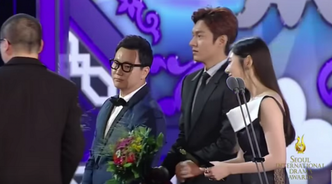 Lee Min Ho saat menerima penghargaan Mango TV Popularity Awards dari Seoul International Drama Awards 2015, Kamis (10/9/2015).