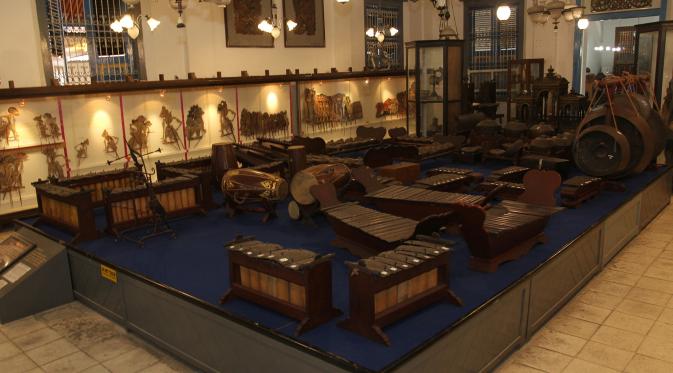 Museum Radya Pustaka menyimpan berbagai koleksi pustaka maupun benda peninggalan sejarah Nusantara, khususnya Jawa, salah satunya gamelan ini. (Liputan6.com/Reza Kuncoro)