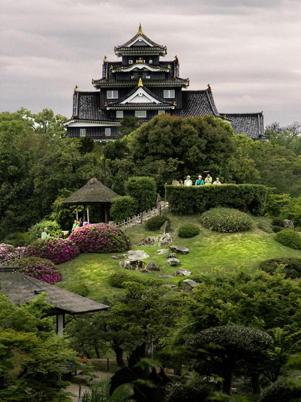 Istana Okayama dan Korakuen, Okayama. | via: boredpanda.com