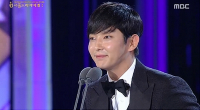 Lee Jun Ki saat menerima penghargaan Seoul International Drama Awards 2015 yang berlangsung, Kamis (10/9/2015).