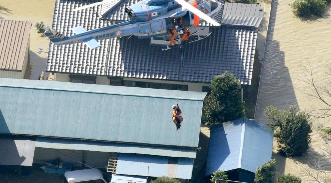 Helikopter silih berganti mengevakuasi orang-orang yang terjebak banjir Jepang. (Reuters)