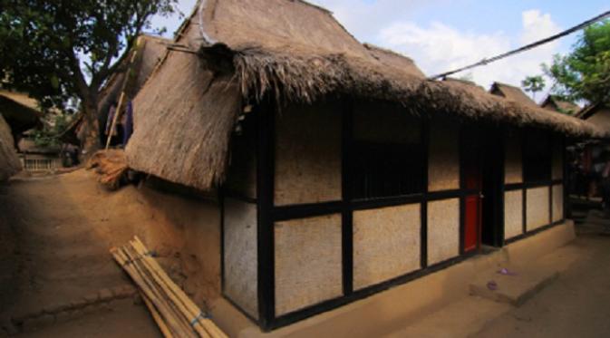 Rumah tradisional Desa Sade beratapkan alang-alang dan rumput gajah.