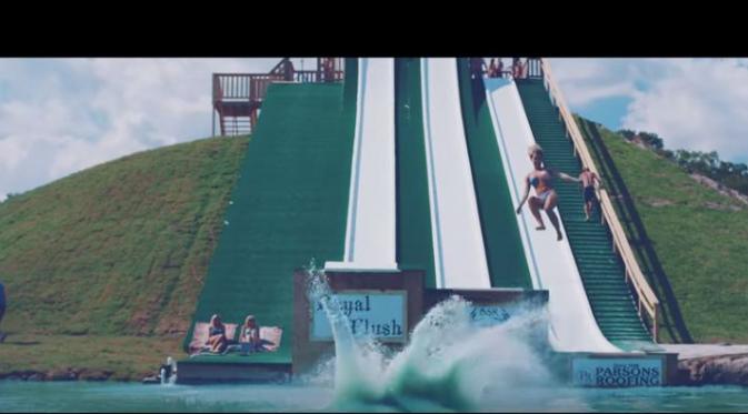 Royal Flush Waco Texas, Amerika Serikat, Saat Berenang Makin Menyenangkan | Via: youtube.com