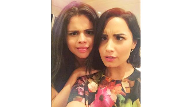 Selena Gomez dan Demi Lovato selfie bersama usai bertikai sekitar setahun lalu. (foto: eonline)