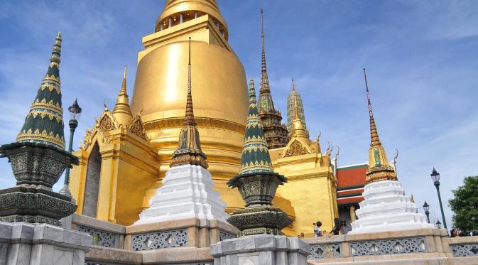 Tempat dengan pemandangan terindah di kota Bangkok adalah Royal Grand Palace, desain interior dan eksterior dari Istana Raja Thailand ini sangat memukau dan kinclong dipandang mata. Foto diambil pada 13 Agustus 2015. (Liputan6.com/Herman Zakharia)