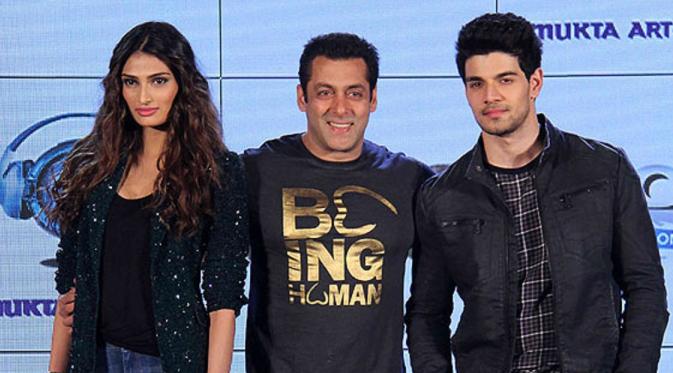 Salman Khan bersama dua pemain film Hero. (NDTV)