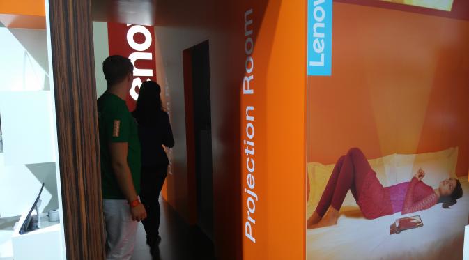 Projection Room Lenovo Yoga Tab 3 Pro dengan gambar menonton sambil berbaring di booth Lenovo dalam ajang IFA 2015 di Berlin, Jerman. (Liputan6.com/Shinta NM Sinaga)