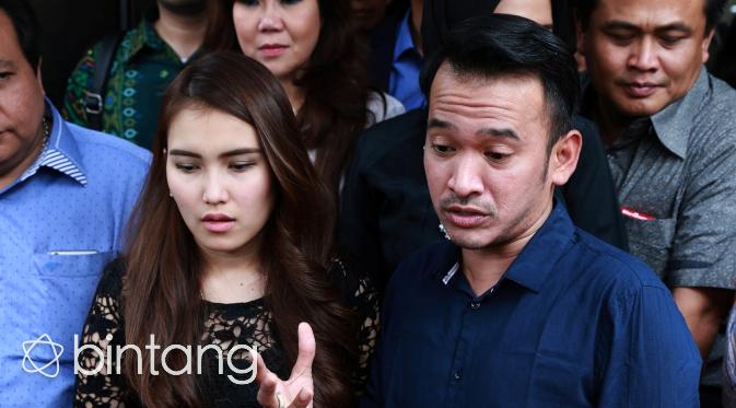 'Pelakunya masih muda, lulusan SMK. Kan sayang bangat melakukan hal ini. Jadi saya harap sih enggak ada yang kejadian seperti ini lagi,' tambah pelantun ‘Sik Asik’ ini. (Wimbarsana Kewas/Bintang.com)