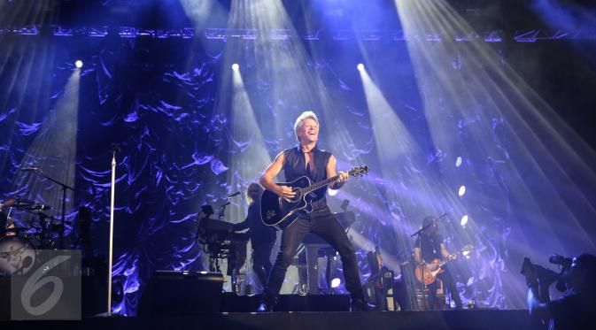 Aksi Bon Jovi di depan 40 ribu penonton yang memadati Stadion Utama Gelora Bung Karno (SUGBK), Jakarta, Jumat (11/9/2015). Bon Jovi membayar kerinduan penggemarnya di Indonesia dengan aksi yang memukau. (Liputan6.com/Faizal Fanani)