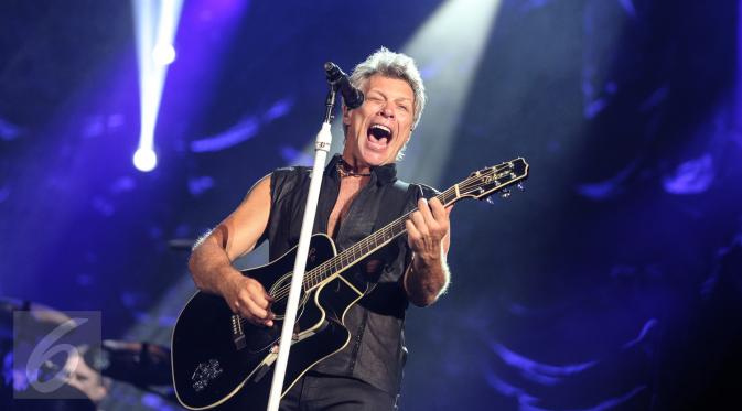 Aksi Bon Jovi di depan 40 ribu penonton yang memadati Stadion Utama Gelora Bung Karno (SUGBK), Jakarta, Jumat (11/9/2015). Bon Jovi membayar kerinduan penggemarnya di Indonesia dengan aksi yang memukau. (Liputan6.com/Faizal Fanani)