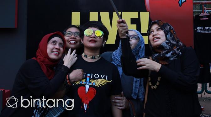Penonton antusias sambut Konser Bon Jovi Jakarta (Deki Prayoga/Bintang.com)