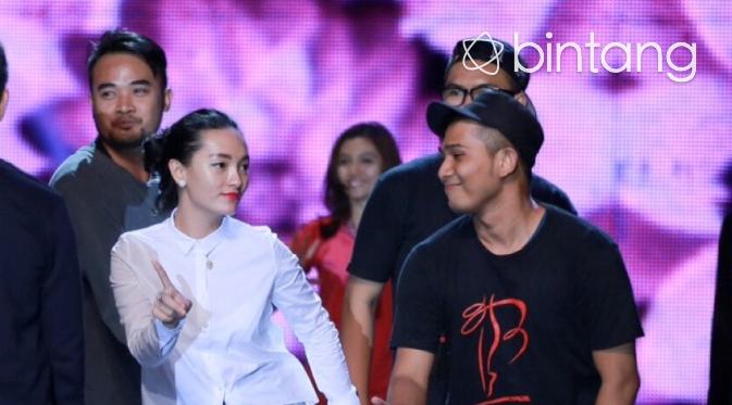 Zaskia Gotik menyelaraskan gerakan bersama penari latarnya. (Galih W. Satria/Bintang.com)