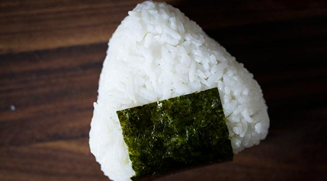 Onigiri adalah nasi kepal khas jepang yang banyak dijual di pinggir jalan atau supermarket. Onigiri sendiri makanan berupa nasi yang dipadatkan sewaktu masih hangat dan dibawahnya ditutupi dengan nori atau rumput laut kering. (Istimewa)