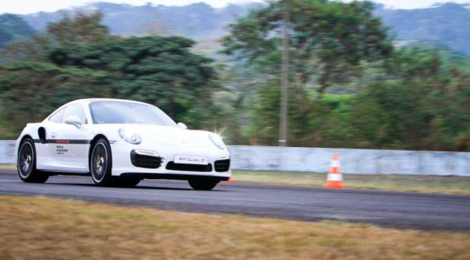 Indonesia menjadi tuan ruamh Porsche World Roadshow yang digelar di Sirkuit Sentul. 