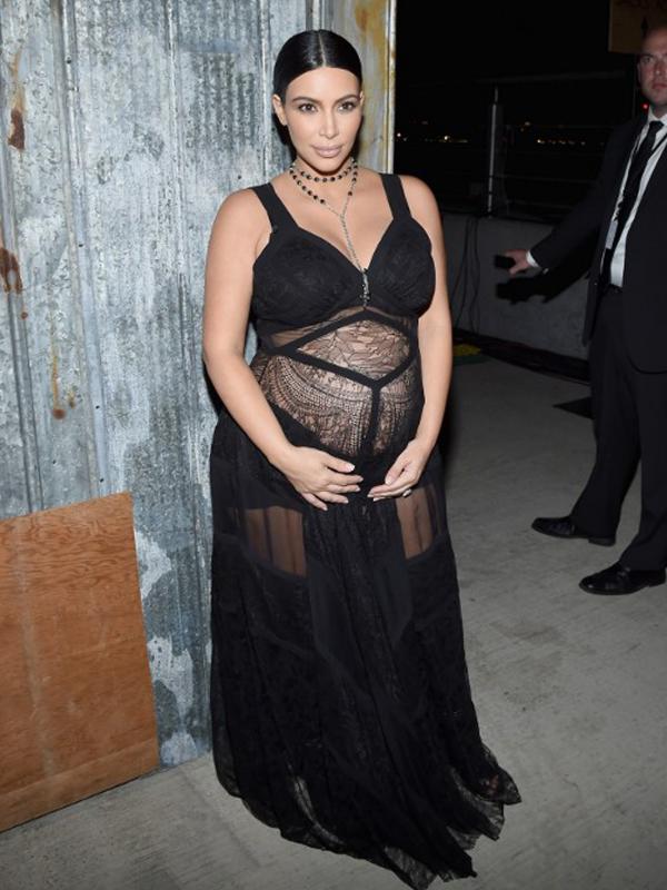 Artis reality show Kim Kardashian berpose saat menghadiri Givenchy Spring/Summer 2016 pada acara New York Fashion Week di New York, Jumat (11/9/2015). (Larry Busacca/Getty Images/AFP)