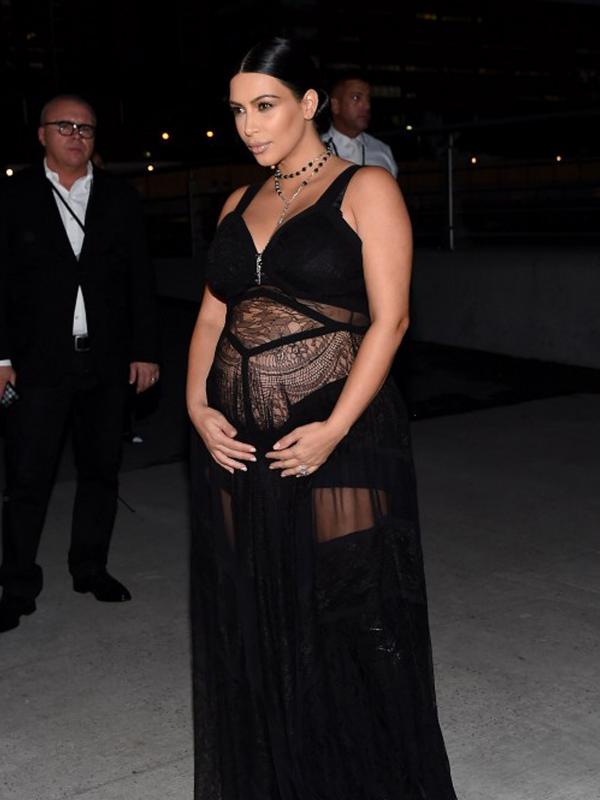 Artis reality show Kim Kardashian menggunakan gaun hitam menerawang saat menghadiri Givenchy Spring/Summer 2016 pada acara New York Fashion Week di New York, Jumat (11/9/2015). (Michael Loccisano/Getty Images/AFP) 