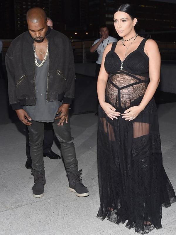 Kim Kardashian ditemani suaminya, Kanye West menghadiri Givenchy Spring/Summer 2016 pada acara New York Fashion Week di New York, Jumat (11/9/2015). (Michael Loccisano/Getty Images/AFP)