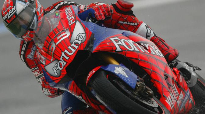 Marco Melandri mengenakan jaket, helm dan sepeda motor berdesain Spiderman. (Red Bull)