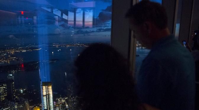 Warga AS menyaksikan cahaya biru dalam peringatan serangan 11 September. (Reuters)