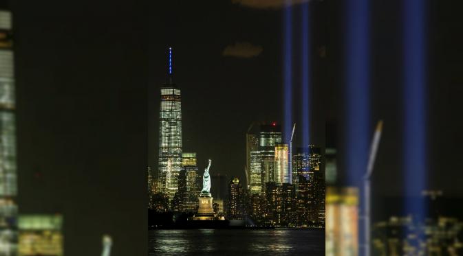 Cahaya biru dalam peringatan serangan 11 September. (Reuters)