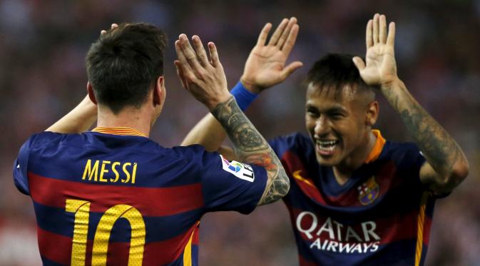 Lionel Messi dan Neymar merayakan kemenangan atas Atletico dalam lanjutan La Liga Spanyol di Stadion Vicente Calderon, Madrid, Spanyol. Sabtu (12/9/2015). (Reuters/Javier Barbancho)