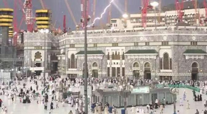Suasana Mekah sebelum kejadian crane jatuh. Crane menjadi pemandangan yang biasa bagi jamaah haji. | via: thenypost.files.wordpress.com