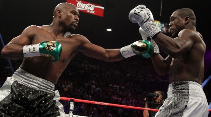 Pukulan keras yang dilancarkan Mayweather Jr kepada Berto (AFP PHOTO/JOHN GURZINSKI)