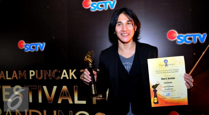 Vino G. Bastian mendapat penghargaan sebagai Pemeran Utama Pria Terpuji FFB 2015 dalam film berjudul Toba Dreams, Bandung, Sabtu (13/9/2015). (Liputan6.com/Faisal R Syam)