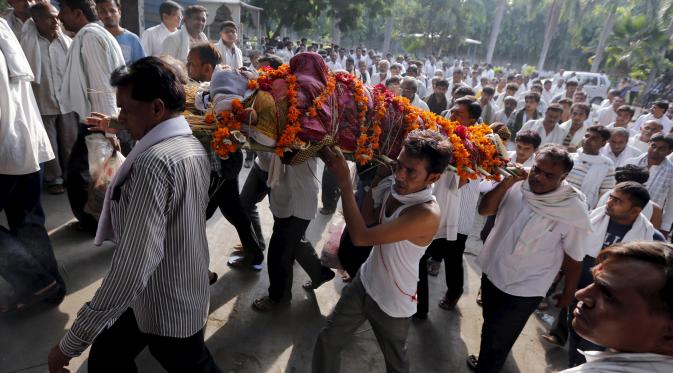 Ledakan menghancurkan sebuah rumah makan di India dan menewaskan 90 orang (Reuters)