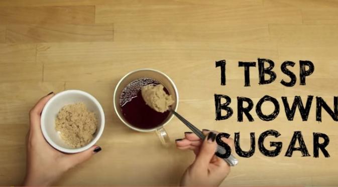 Tambahkan dengan brown sugar | Via: youtube.com