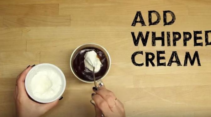 Tambahkan whipped cream | Via: youtube.com