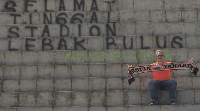 Mantan Ketua Umum Jak Mania, Ferry Indrasjarief berada di Stadion Lebak Bulus sesaat sebelum dibongkar, Jumat (24/7/2015). (Bola.com/Vitalis Yogi Trisna)
