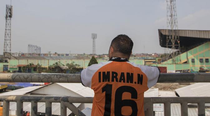 Mantan pesepak bola Persija, Imran Nahumarury memandangi Stadion Lebak Bulus sesaat sebelum dibongkar, Sabtu (25/7/2015). (Bola.com/Vitalis Yogi Trisna)