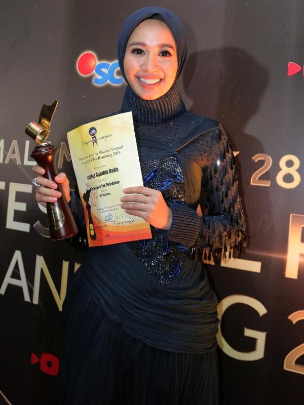 Laudya Cynthia Bella raih piala di FFB 2015. (Galih W Satria/Bintang.com)