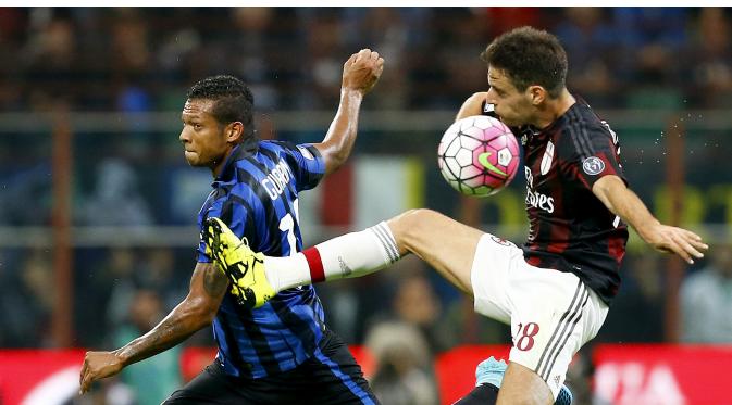 AC Milan's Giacomo Bonaventura (R) jumps for the ball with Fredy Guarin (L) of Inter Milan during the Italian Serie A soccer match at the San Siro stadium in Milan, Italy, September 13, 2015. REUTERS/Stefano Rellandini