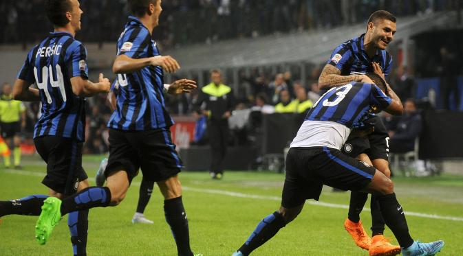 Inter Milan's Fredy Guarin (2nd R) celebrates a goal with teammate Mauro Icardi (R) during the Italian Serie A soccer match against AC Milan at the San Siro stadium in Milan, Italy, September 13, 2015. REUTERS/Giorgio Perottino
