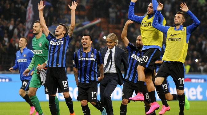 Inter Milan players celebrate their victory over AC Milan at the end of their Italian Serie A soccer match at the San Siro stadium in Milan, Italy, September 13, 2015. Inter Milan won 1-0.REUTERS/Giorgio Perottino